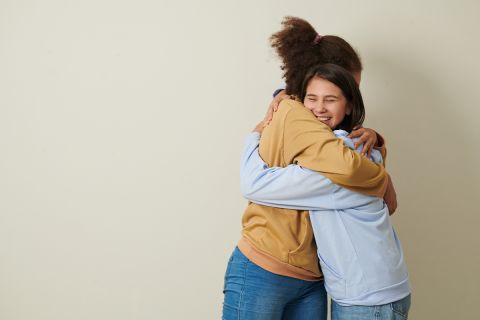 Photo of two friends hugging, to illustrate the article 