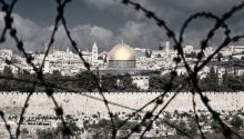 Photo of the Dome of the Rock through barbed wire, to illustrate the article 