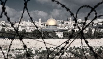 Photo of the Dome of the Rock through barbed wire, to illustrate the article 
