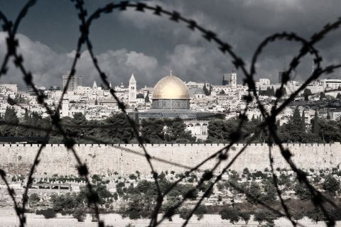 Photo of the Dome of the Rock through barbed wire, to illustrate the article 