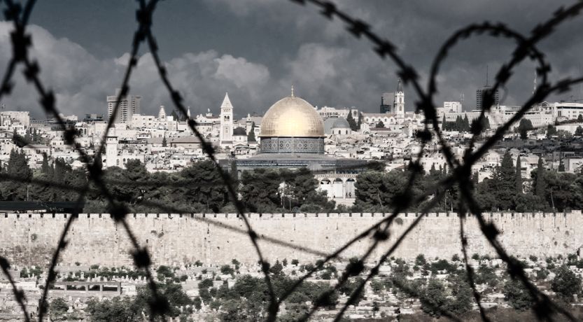 Photo of the Dome of the Rock through barbed wire, to illustrate the article 