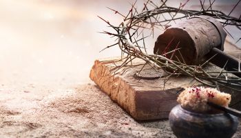 Graphic of a crown of thorns and hammer to illustrate the article highlighting the love of Jesus Christ, titled 