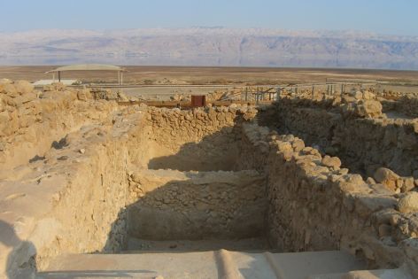 <p>Excavations at Qumran with the Dead Sea in the background (photo by David Treybig).</p>