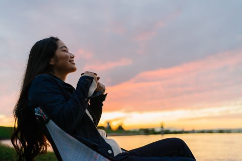 Photo of a girl enjoying a beautiful sky to illustrate the article 