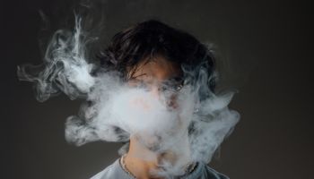 Photo of a person hidden behind a cloud of vapor to illustrate the article 