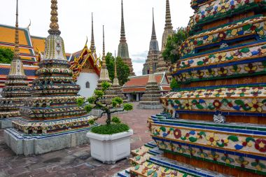 Spired chedis at Wat Pho contain the ashes of Thai royal families.