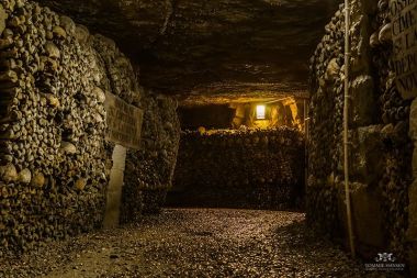 Silence, mortal beings
Walls of bones line the tunnels through the Paris catacombs. Photo by Tommie Hansen/CC BY 2.0
