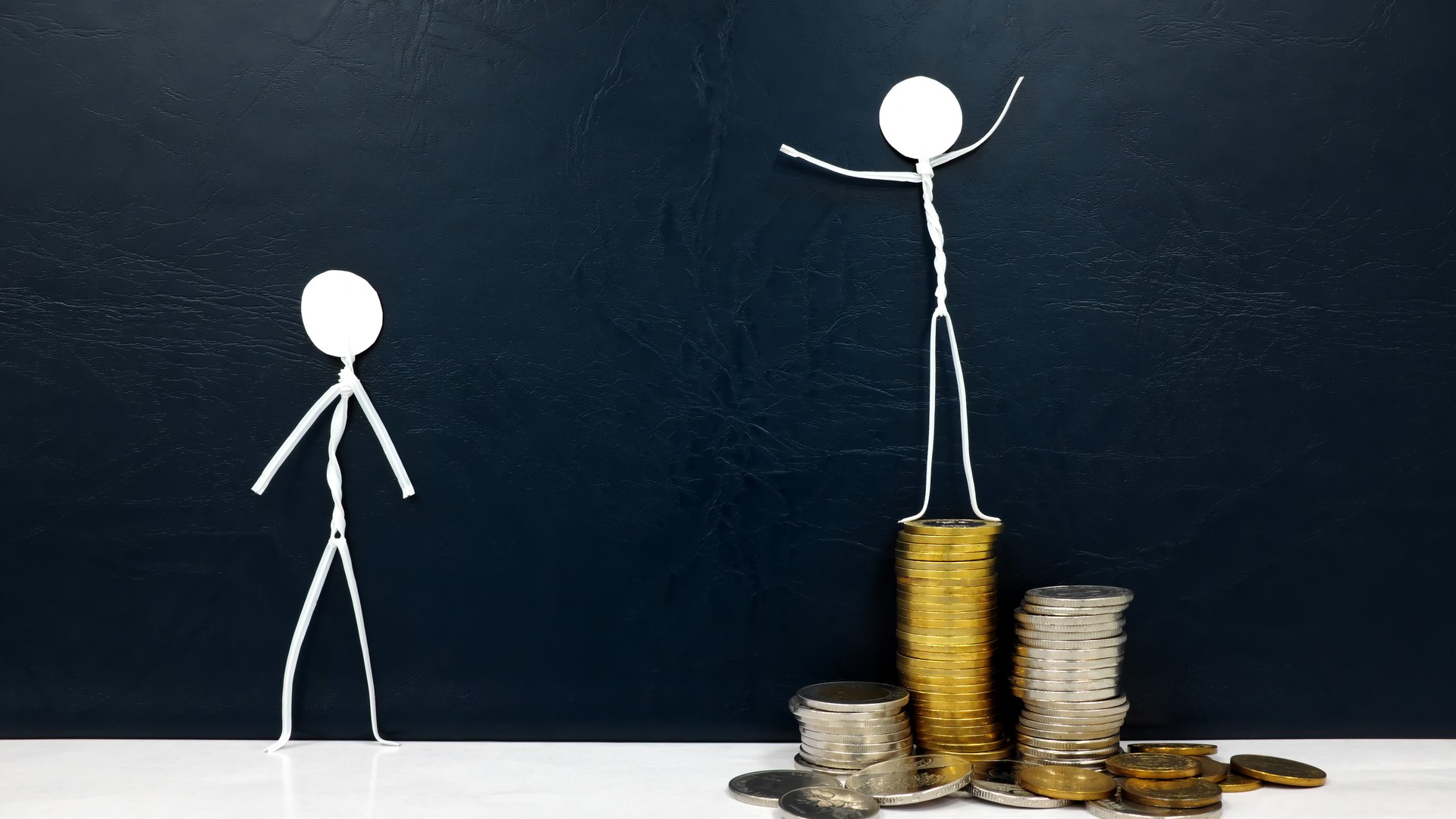 Graphic of two stick figures, one with money and one without, to illustrate the article Are Rich People Happier?