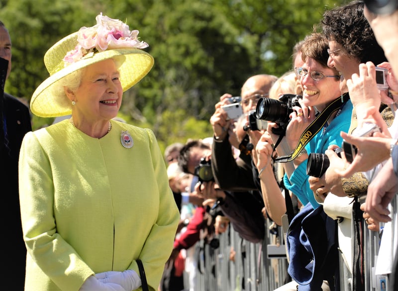Elizabeth II visits NASA