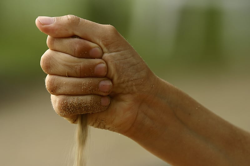 Grasping sand is like grasping the wind—pointless.