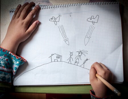 <p>A child&rsquo;s drawing of a scene of war.</p>