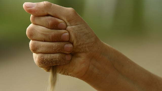 Grasping sand is like grasping the wind—pointless.