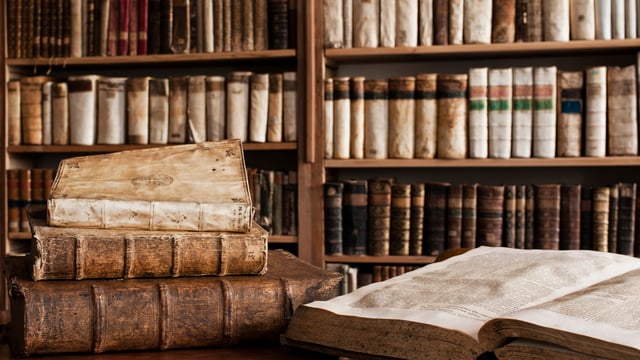 Photo of a library of old books to illustrate the article 